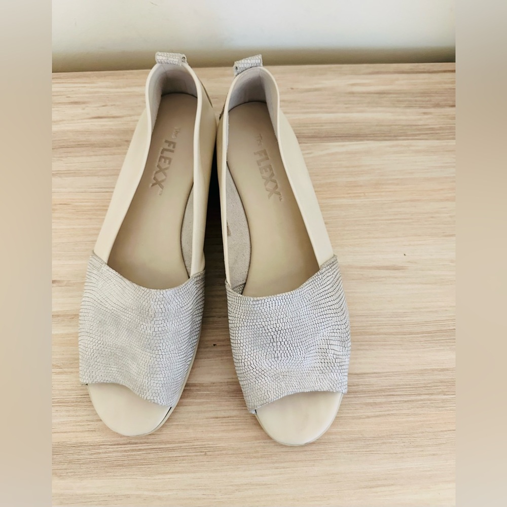 The Flexx Women’s Beige Silver Flats US 11 Peep Toe Rubber Bottom Gray‎ EU 41